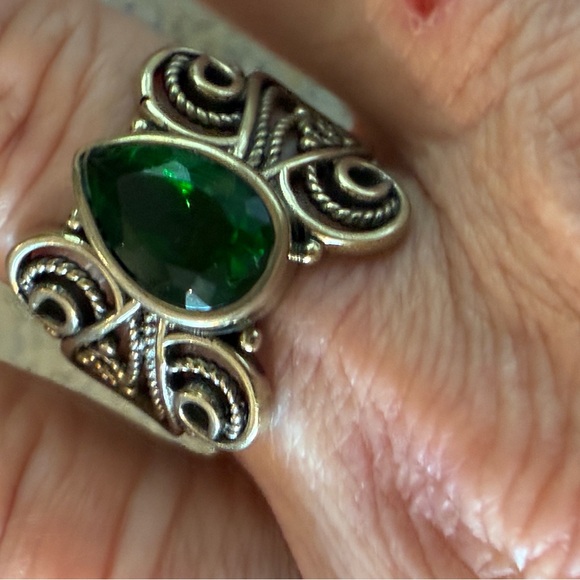 Elegant Green Gemstone Ring - Picture 1 of 7